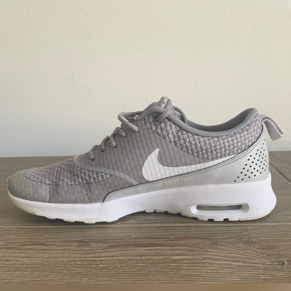 SZ 7.5 Nike Women’s Gray/White Athletic Shoes - Picture 7 of 9